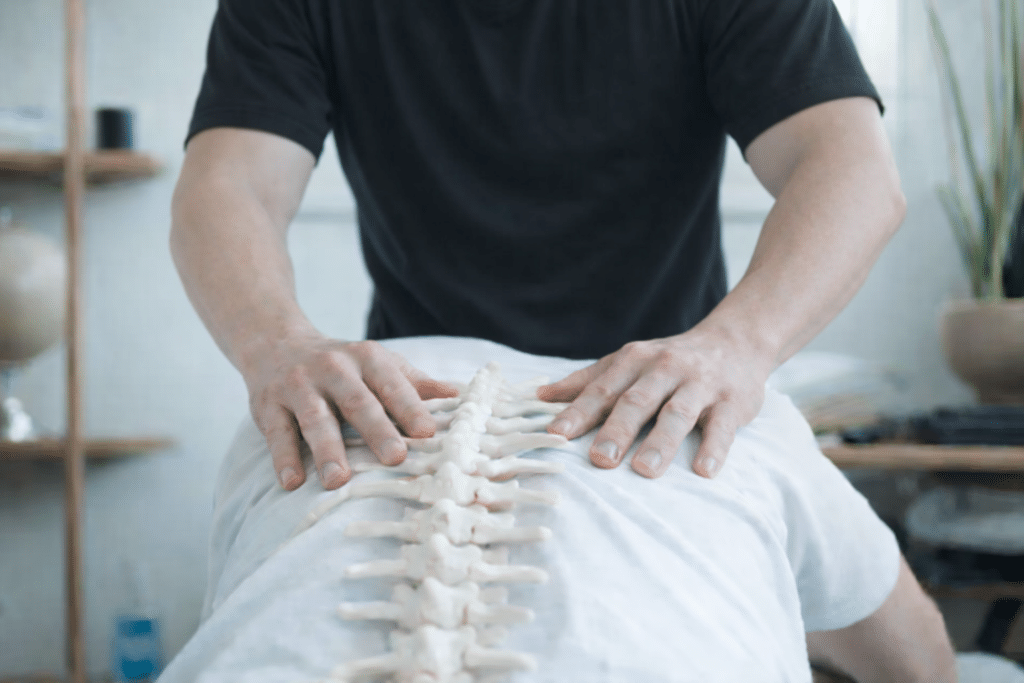 kiropraktor-undersöker-ryggrad Kiropraktor som undersöker en ryggrad